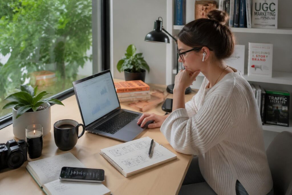 découvrez comment structurer votre activité ugc comme un véritable micro-business pour maximiser vos revenus et votre efficacité.