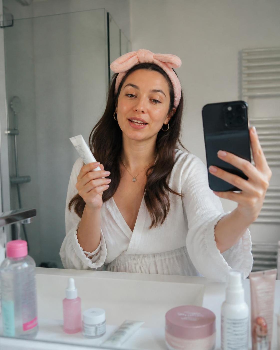 découvrez comment le format ugc cosmétique s'impose comme la tendance dominante sur instagram en 2026, révolutionnant la communication des marques de beauté.